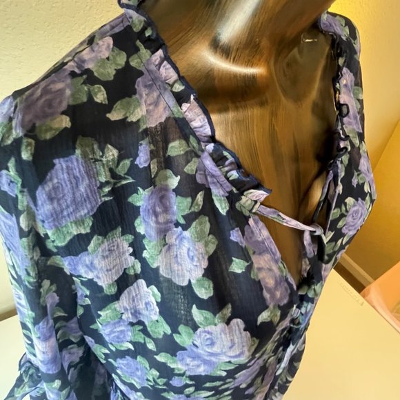 American Eagle Outfitters - Picture 4 of 8